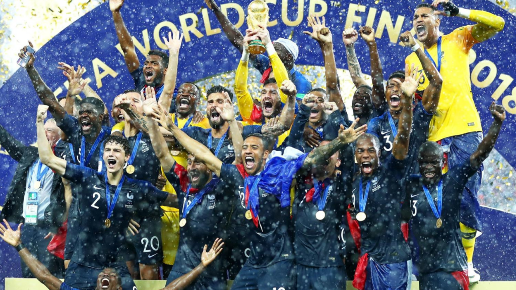 Jogadores da França levantam a Copa do Mundo 2018