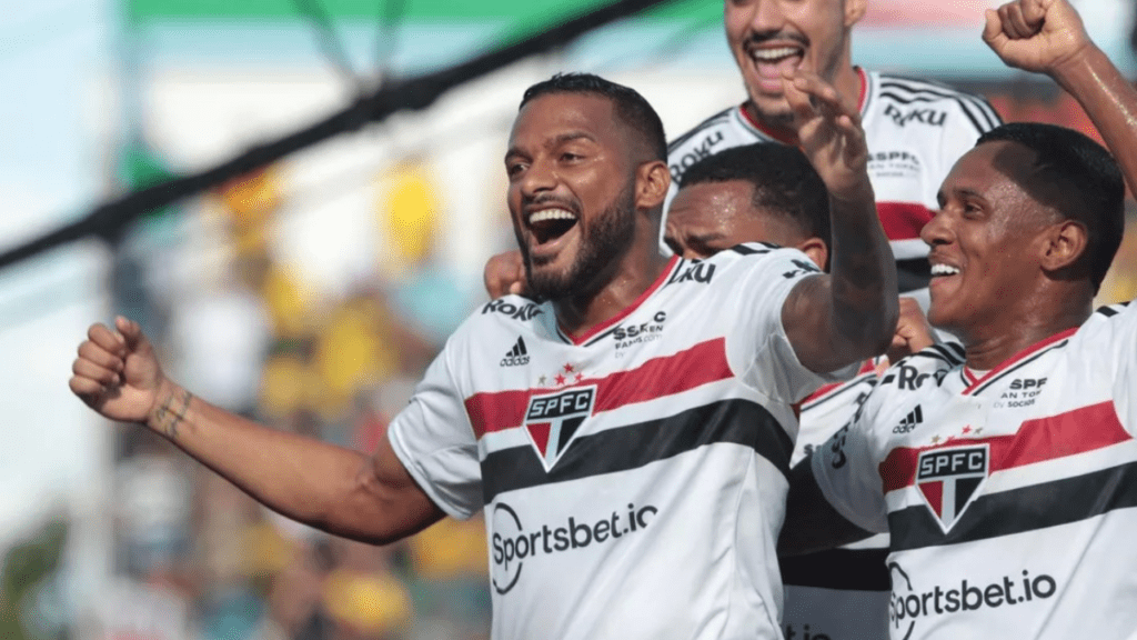Lateral esquerdo Reinaldo, do São Paulo, na mira do Fluminense