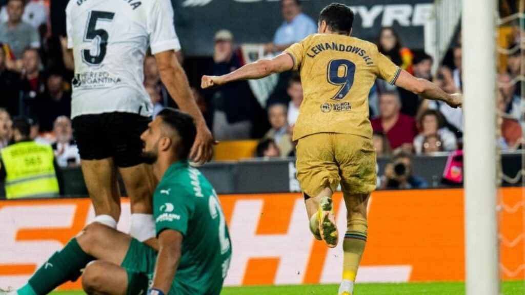 Lewandowski marca no fim e garante vitória do Barcelona em cima do Valencia