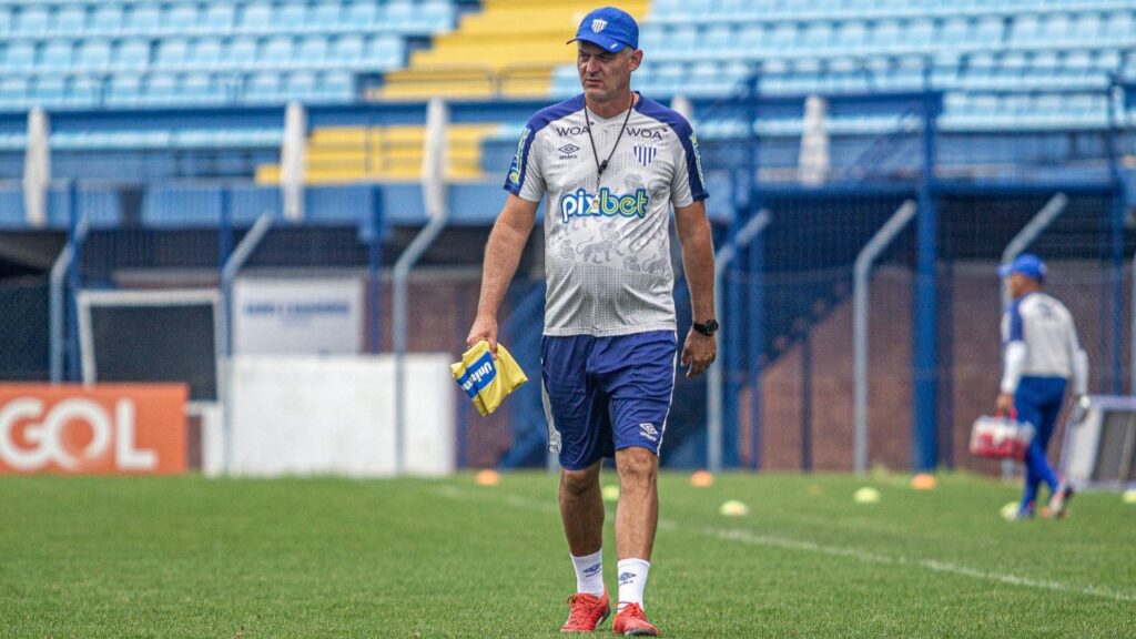 Treinador Lisca em treino do Avaí na Ressacada