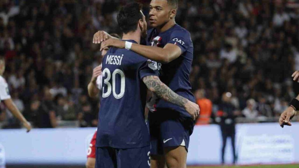 Relação de Messi e Mbappé: Argentino não fala sobre final da Copa do Mundo com francês; Entenda - Messi e Mbappé se abraçam após gol do PSG