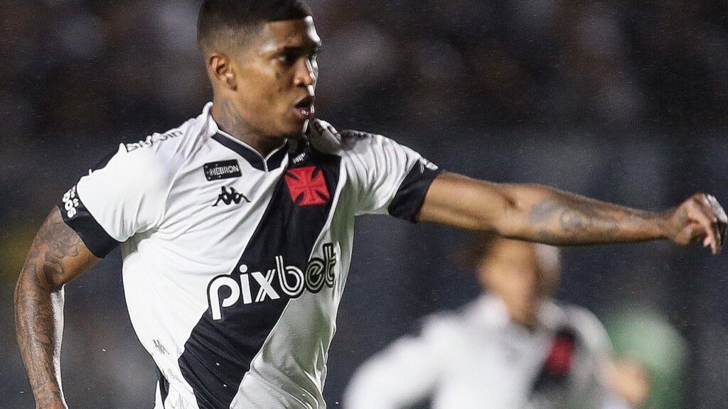 Raniel em partida do Vasco em 2022, na campanha de acesso à Série A