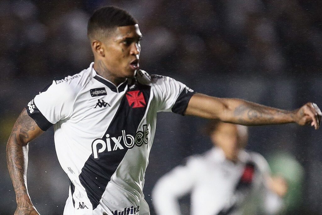 Raniel em partida do Vasco em 2022, na campanha de acesso à Série A