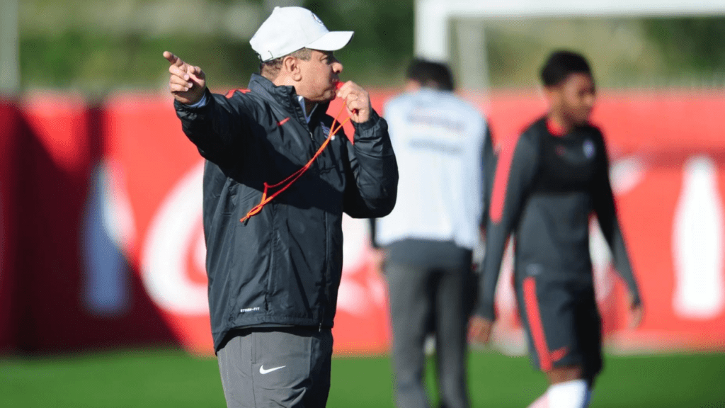 Treinador Celso Roth, ex-Internacional, no Juventude