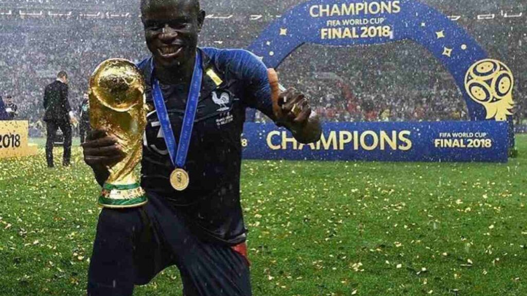 Lesionado, craque da França está fora da Copa do Mundo, diz jornal