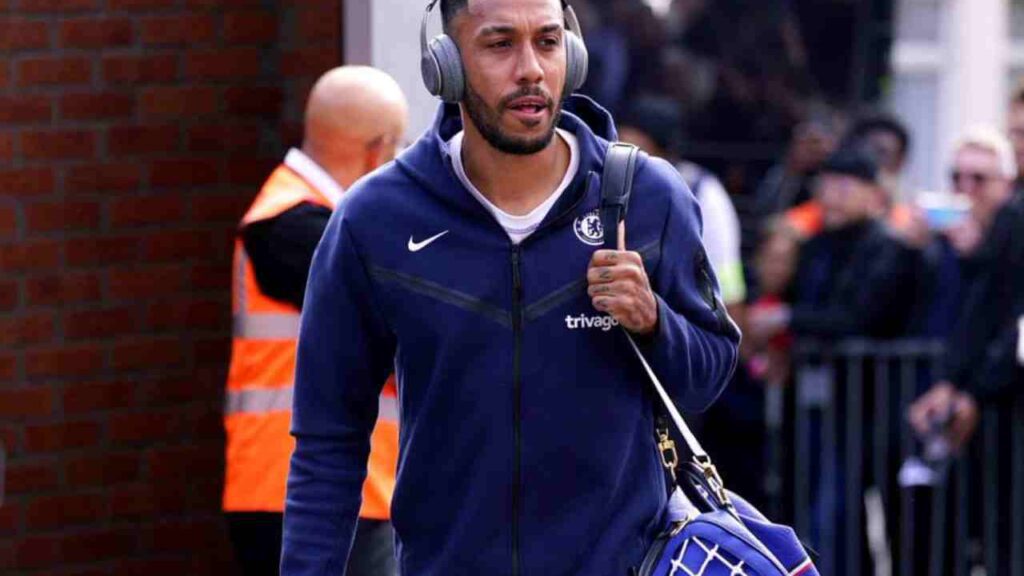 Lista de dispensas do Chelsea: Pierre-Emerick Aubameyang, com agasalho do Chelsea e bolsa