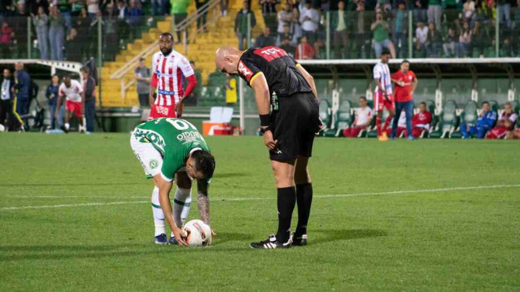 Chapecoense vence o Náutico e confirma permanência na Série B