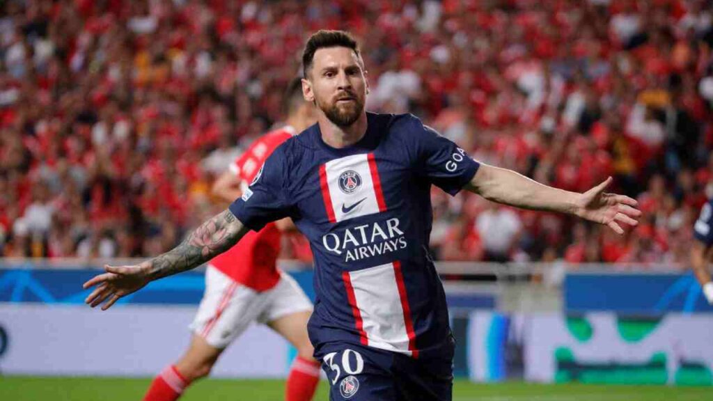 Messi volta aos treinos: Atacante Lionel Messi, de braços abertos, comemora gol pelo PSG em 2022
