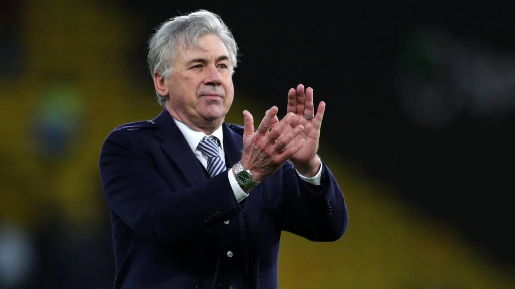 Presidente da CBF admite que aguarda Ancelotti: Treinador do Real Madrid, Carlo Ancelotti aplaude em direção ao campo