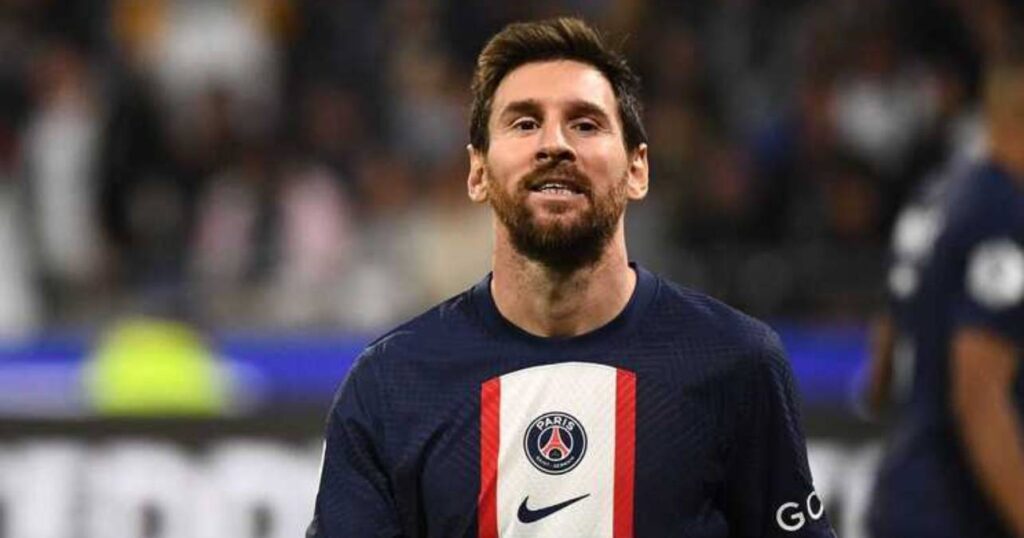 Messi pede desculpas ao PSG. PSG no Messi perto do fim, contrato não será renovado, devido suspensão após faltar treino - Messi, em campo pelo PSG, faz cara de lamentação por um lance perdido por sua equipe