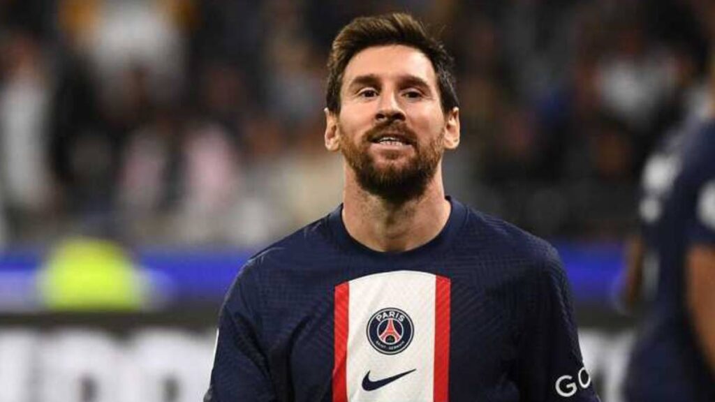 Messi pede desculpas ao PSG. PSG no Messi perto do fim, contrato não será renovado, devido suspensão após faltar treino - Messi, em campo pelo PSG, faz cara de lamentação por um lance perdido por sua equipe