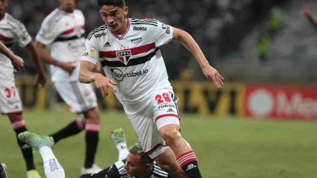 Clube da Premier League tem interesse em joia do São Paulo; veja detalhes