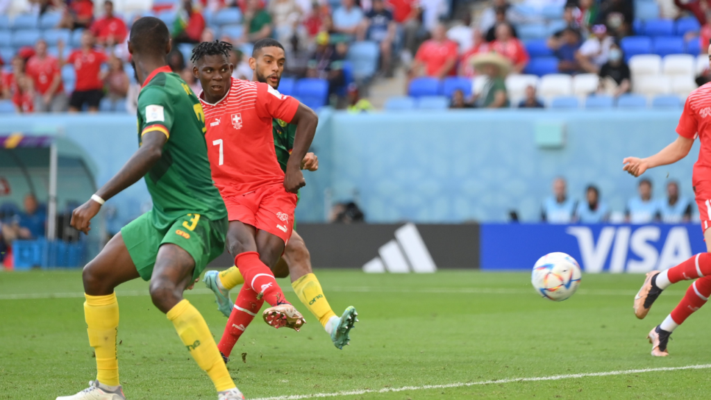 Atacante Embolo, da Suíça, contra Camarões