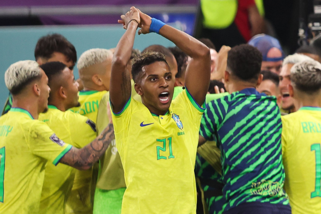 Camisa 10 da Seleção Brasileira: Atacante Rodrygo, da Seleção Brasileira, comemora de costas para os companheiros de equipe na Seleção Brasileira