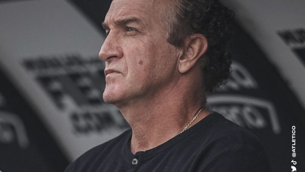 Cuca sai do Corinthians: Treinador Cuca, no Atlético-MG, no banco de reservas da Neo Química Arena, do Corinthians