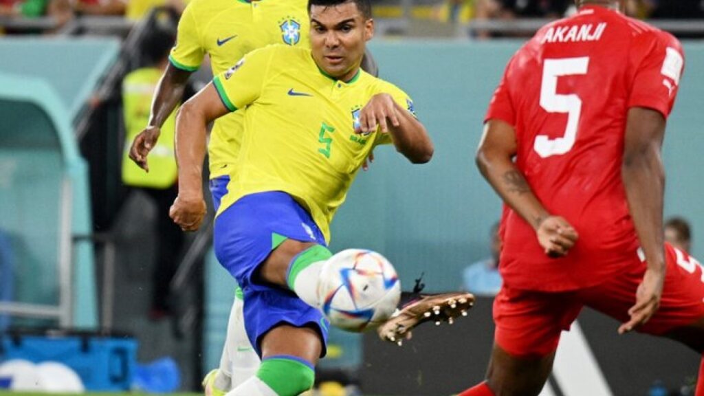 Volante Casemiro finaliza em jogo do Brasil contra a Suíça na Copa do Mundo 2022