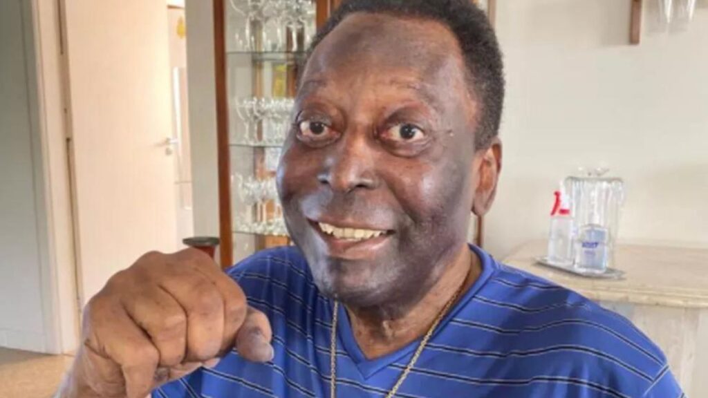 Pelé é internado para exames