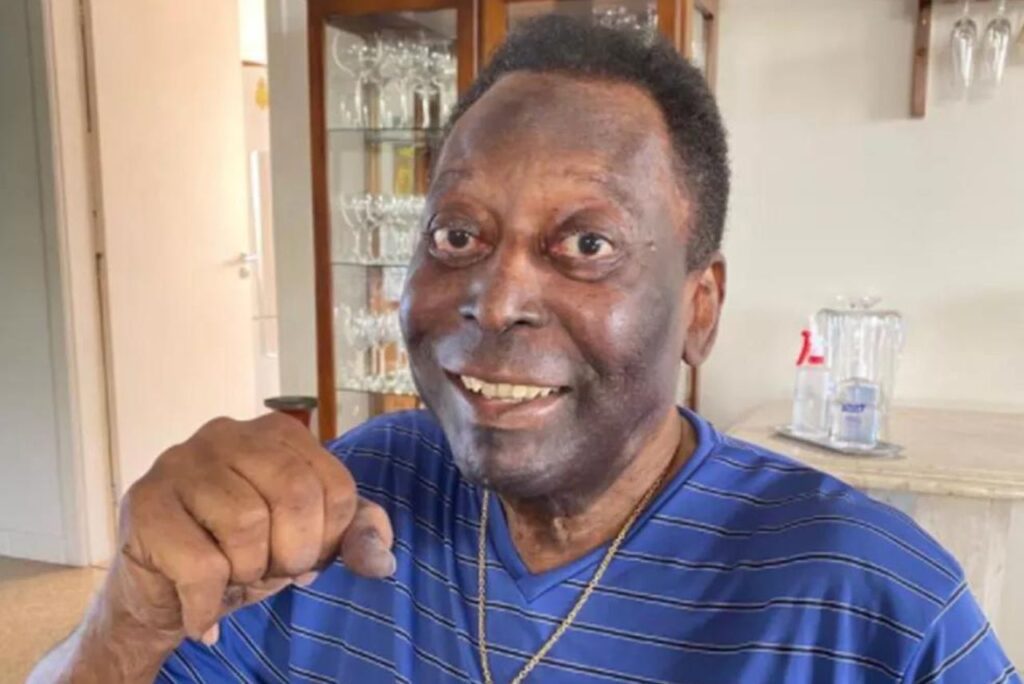 Pelé é internado para exames