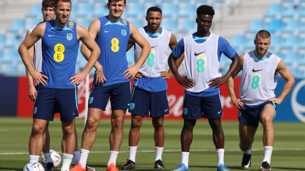 Inglaterra sofre com calor no Catar e faz "gambiarra" no treino; Confira