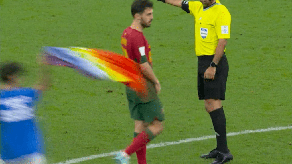 Manifestante com bandeira LGBTQIA+ na Copa do Catar