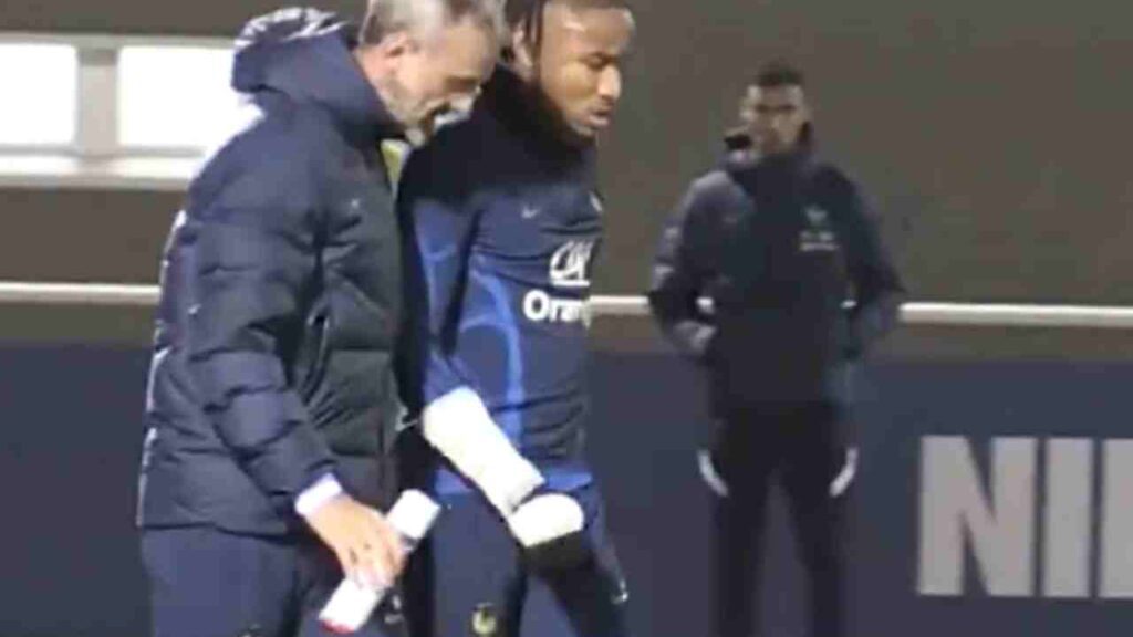 Craque da França deixa treino mancando após forte entrada; veja vídeo
