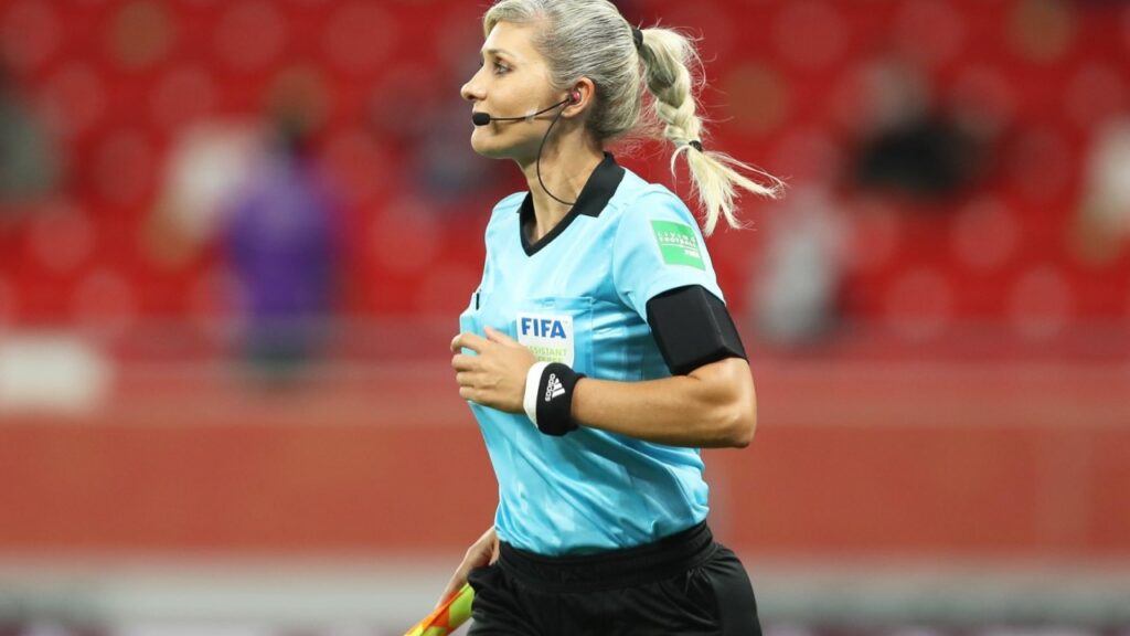 Brasileira compõe 1º trio feminino de arbitragem na Copa do Mundo