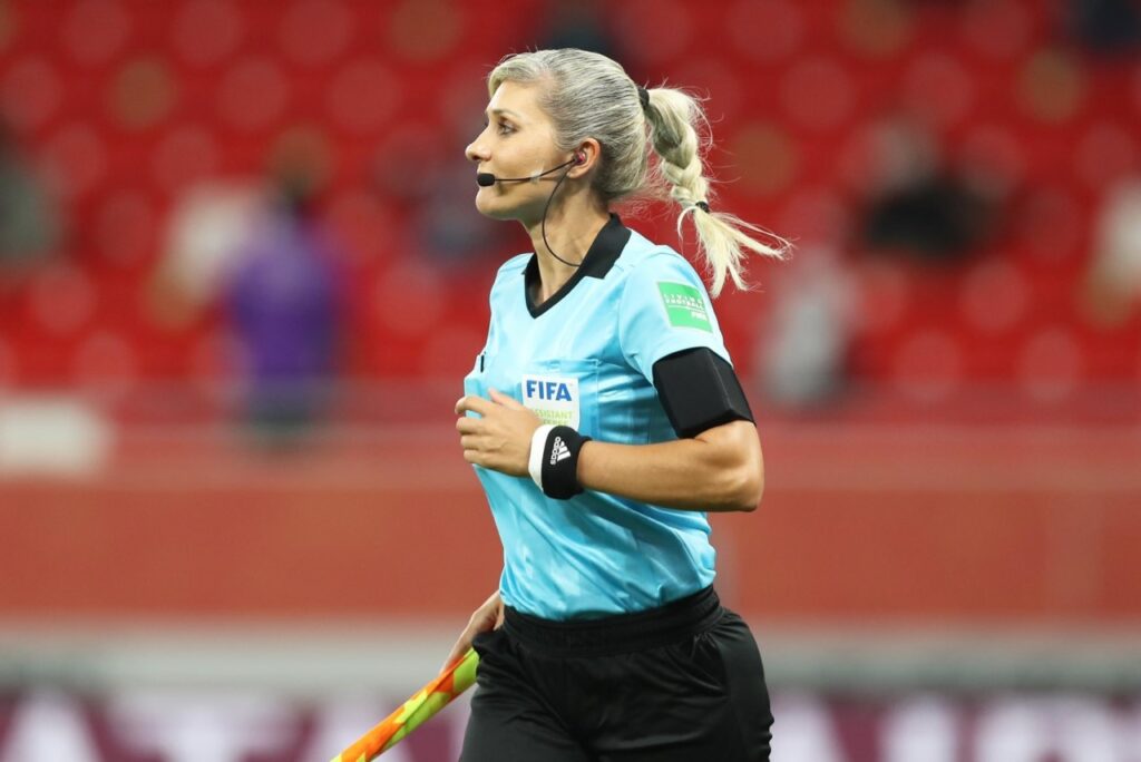 Brasileira compõe 1º trio feminino de arbitragem na Copa do Mundo