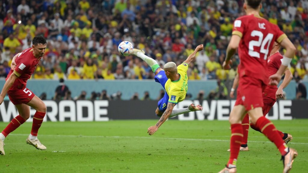 Bicicleta de Richarlison contra a Sérvia na Copa do Mundo para gol candidato ao Prêmio Puskás