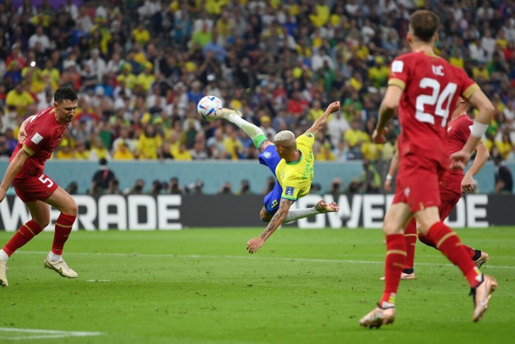 Bicicleta de Richarlison contra a Sérvia na Copa do Mundo para gol candidato ao Prêmio Puskás