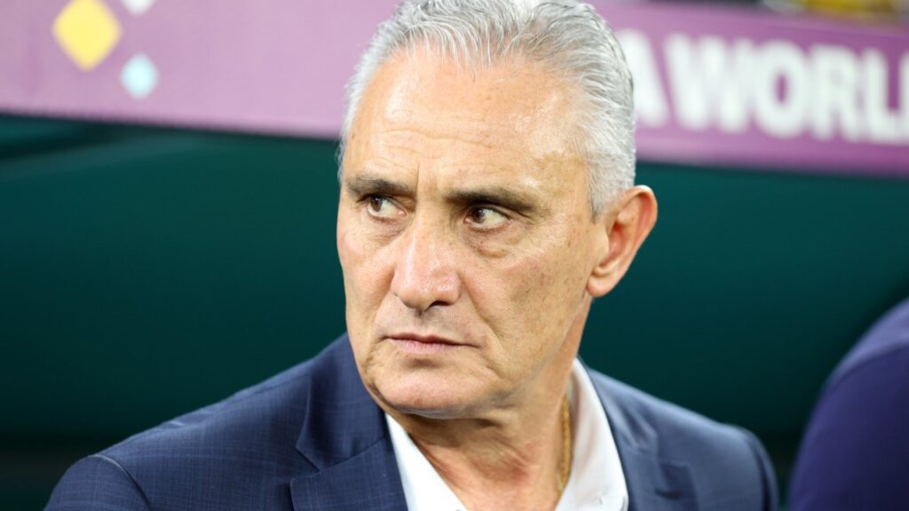 Tite rejeita propostas: Em 1º plano, treinador Tite em área técnica da Seleção Brasileira na Copa do Mundo 2022