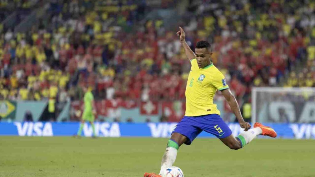 Alex Sandro tem lesão no quadril e desfalca o Brasil ante Camarões; veja detalhes