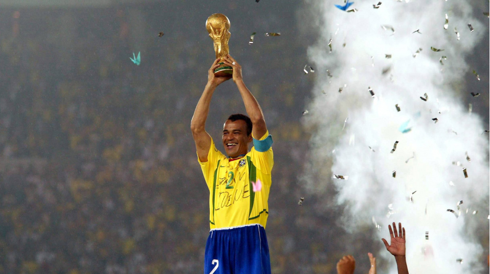 Cafú, capitão do pentacampeonato, erguendo a taça de campeão do mundo.