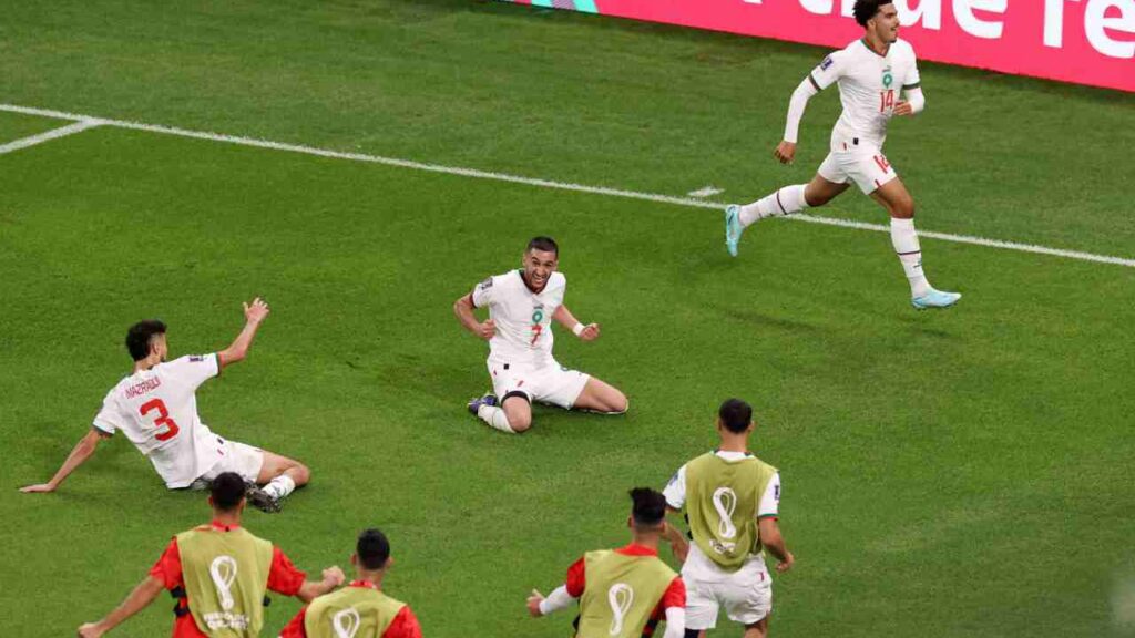 Convocação de Marrocos: Jogadores da Seleção do Marrocos comemoram vitória sobre a Bélgica na Copa do Mundo 2022