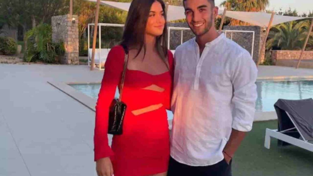 Após marcar em vitória da Espanha, atacante dedica gol para namorada que é filha do treinador