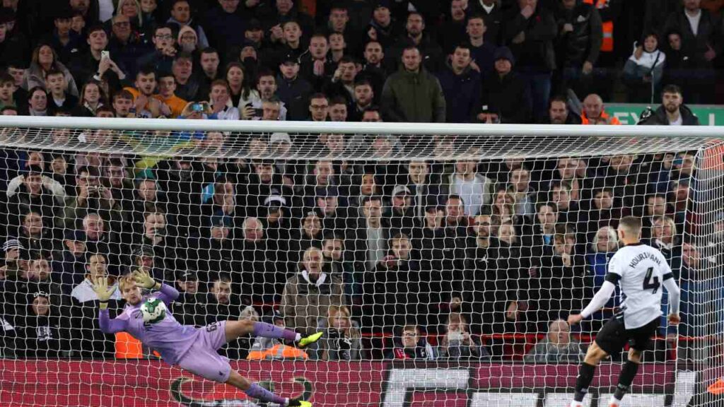 Goleiro reserva do Liverpool pega 3 pênaltis e vira herói em classificação na Copa da Liga