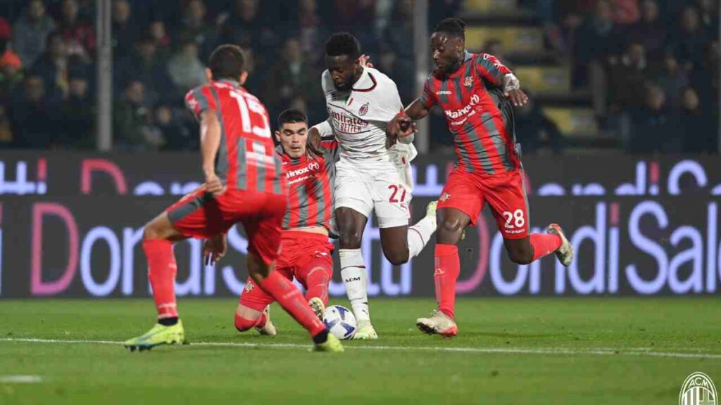 Milan empata com o Cremonese e vê o líder Napoli aumentar vantagem no Italiano