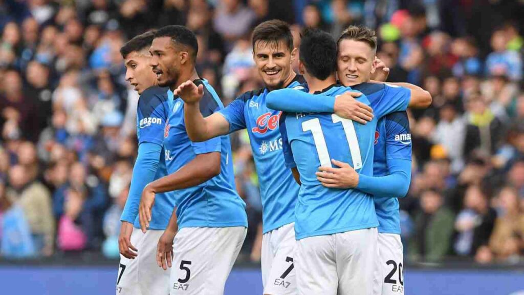 Napoli leva susto, mas bate a Udinese e segue invicto e no topo do Italiano