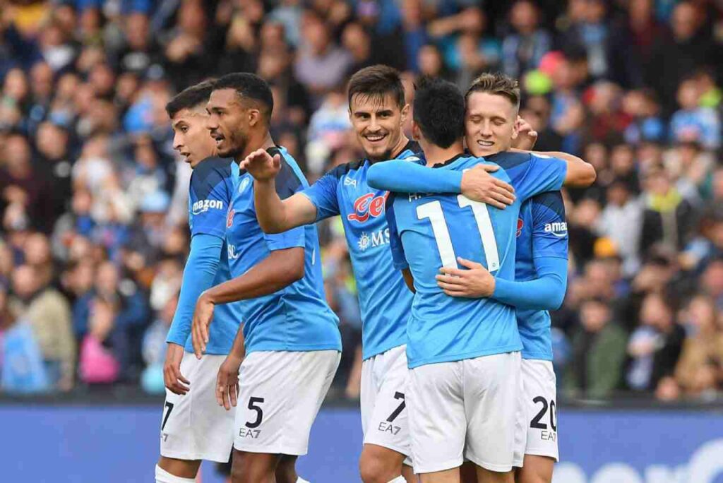 Napoli leva susto, mas bate a Udinese e segue invicto e no topo do Italiano