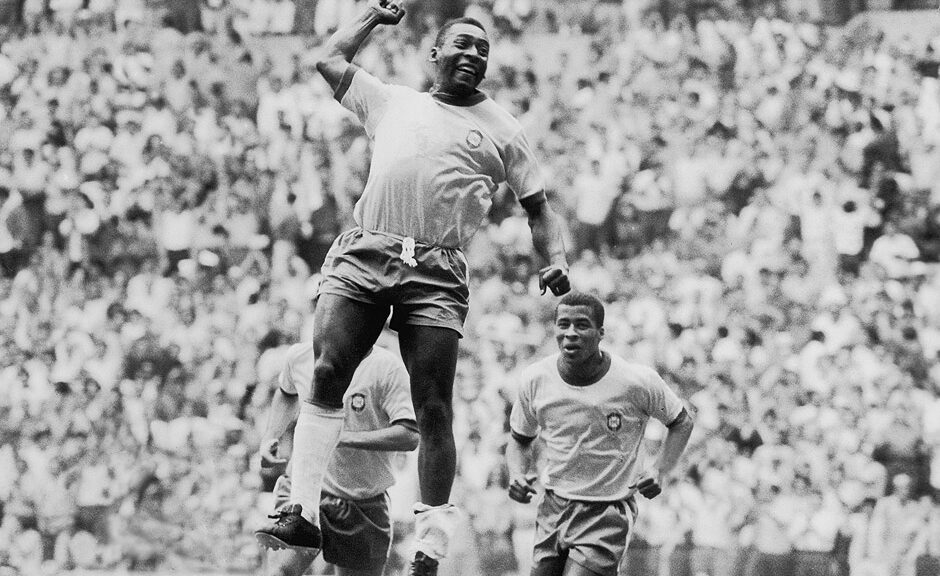 Pelé e Jairzinho comemorando gol contra a Checoslováquia, Copa do Mundo de 1970, no Estádio Jalisco.