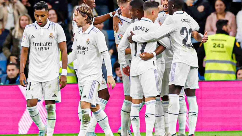 Com gol brasileiro, Real Madrid bate o Cádiz e segue na caça ao líder Barcelona