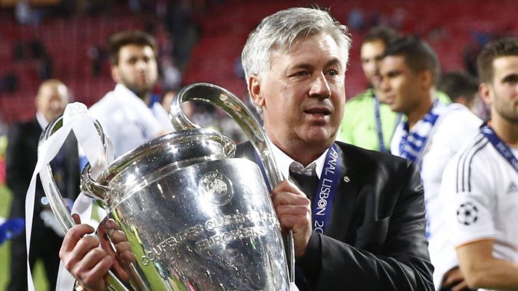 Técnico Carlo Ancelotti, do Real Madrid, com a taça da Champions League