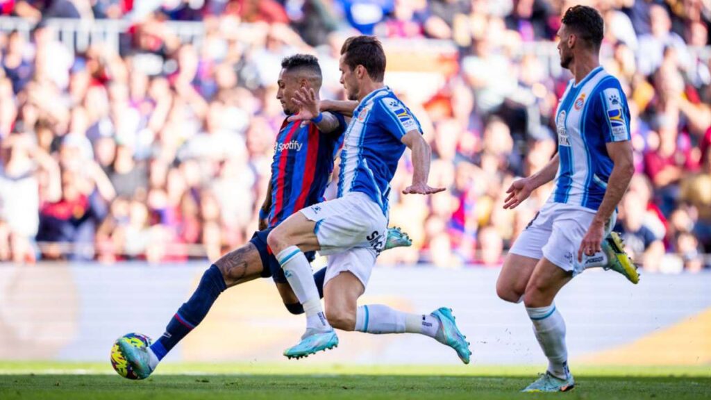 Em clássico com arbitragem polêmica, Barcelona empata com o Espanyol