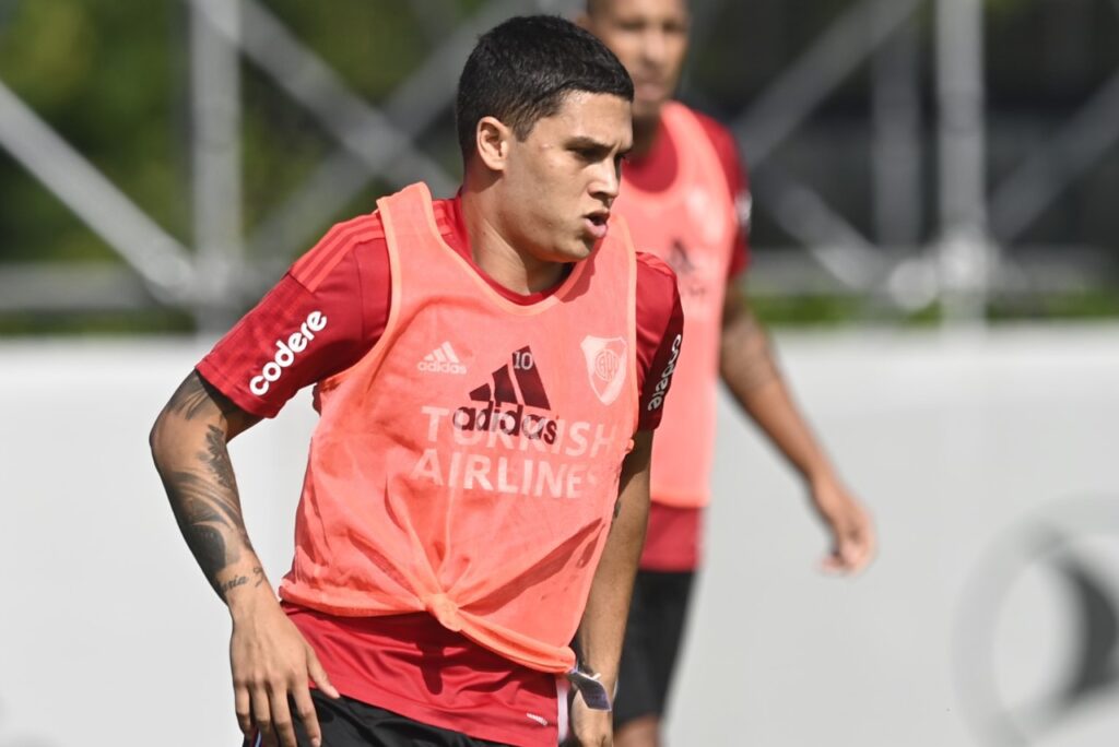 Juan Quintero no Flamengo? Mengão tem interesse em meia do River Plate