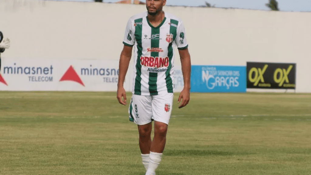 Atacante Thiago Santos