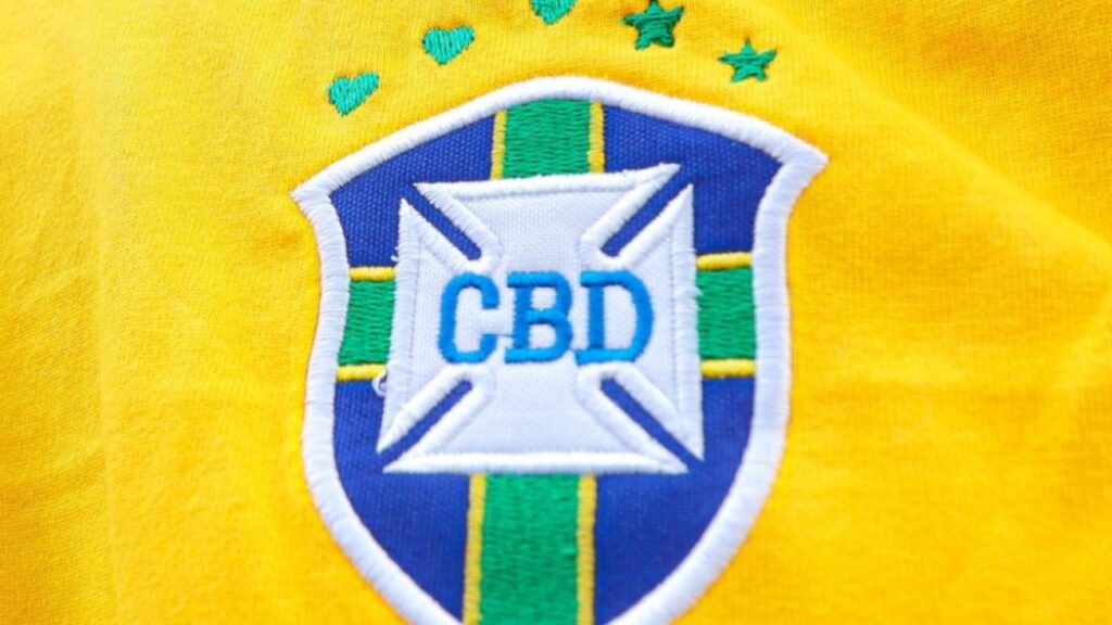 Homenagem a Pelé? Conmebol sugere mudança no escudo da CBF na camisa do Brasil; Entenda