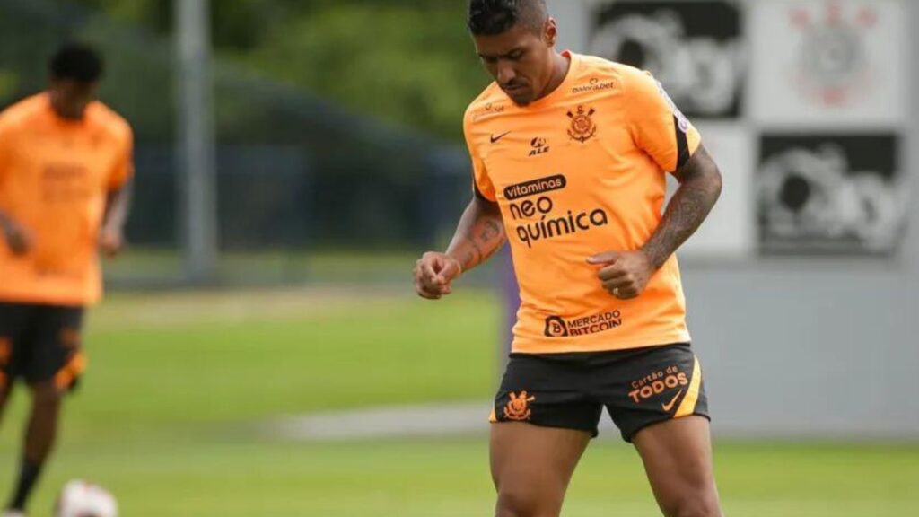 Volante Paulinho treina com o Corinthians