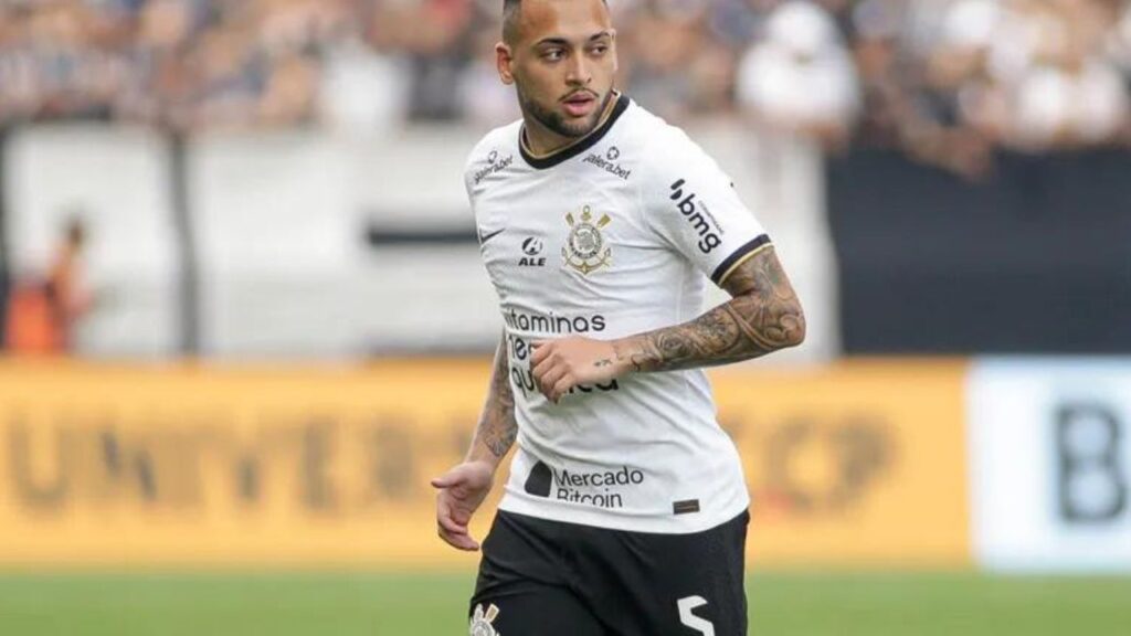 Corinthians acerta permanência de Maycon. O volante aparece na foto vestindo o uniforme do time.