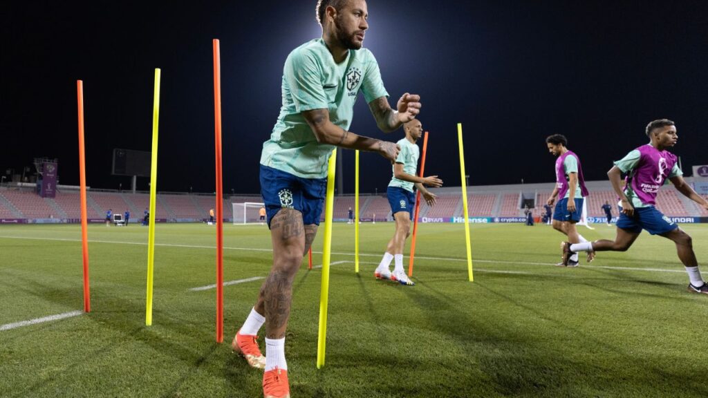 Neymar treina com a Seleção Brasileira para oitavas de final da Copa do Mundo