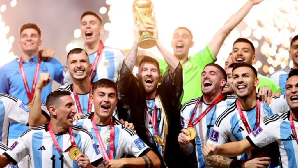 Jogadores da Seleção Argentina com a taça da Copa do Mundo de 2022