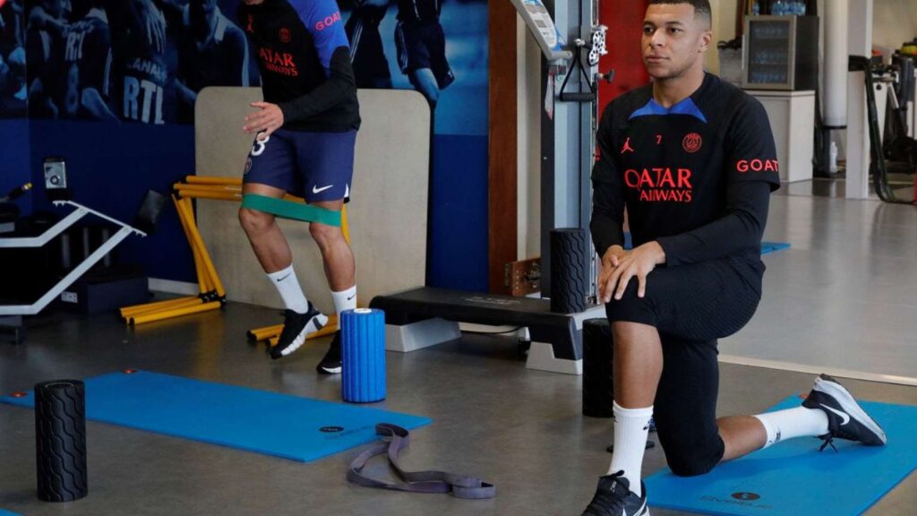 Técnico do PSG recebe Mbappé